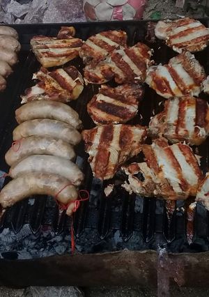 Una foto de Chorizos y chuletas de cerdo a la parrilla!!!