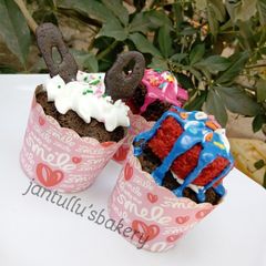A picture of Drips cupcakes.