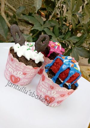 A picture of Drips cupcakes.