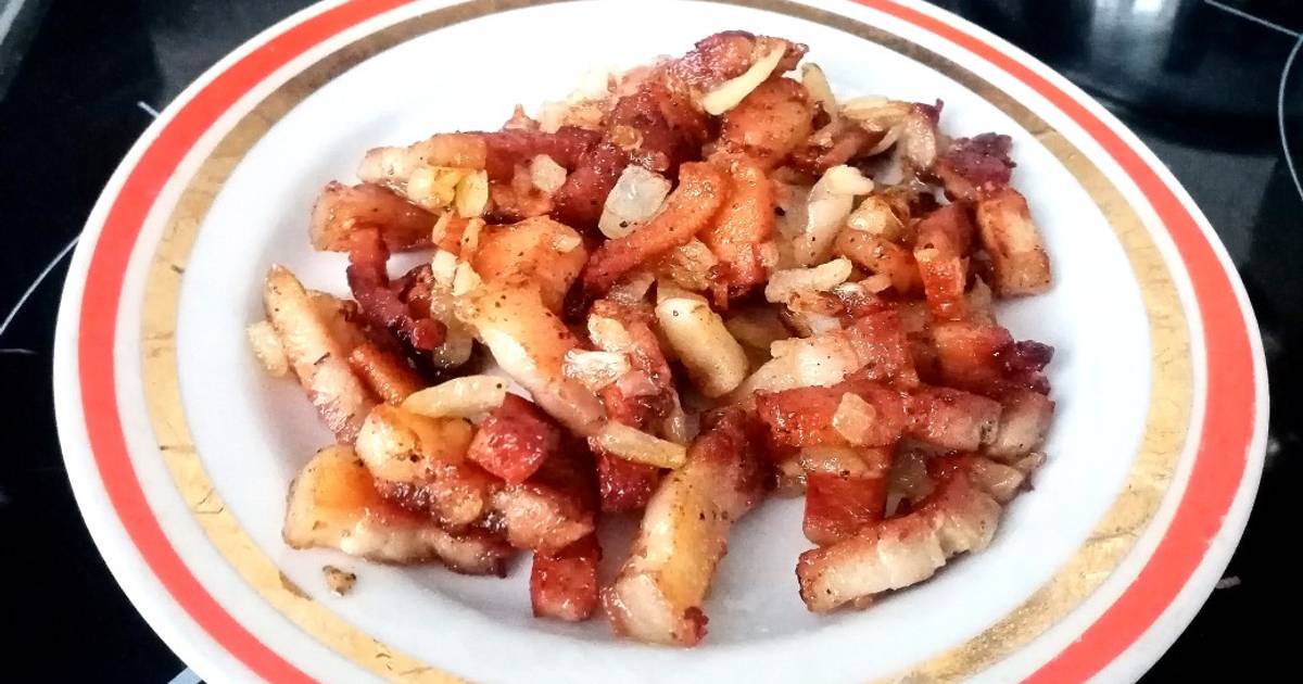 Жареная картошка с салом. Сало с прослойками на сковороде. Жареное сало. Жареное сало. Кусочки жареного сала.