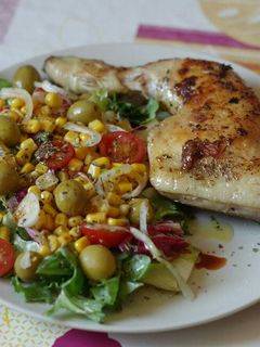 Una foto de Plato combinado de cuarto trasero con ensalada