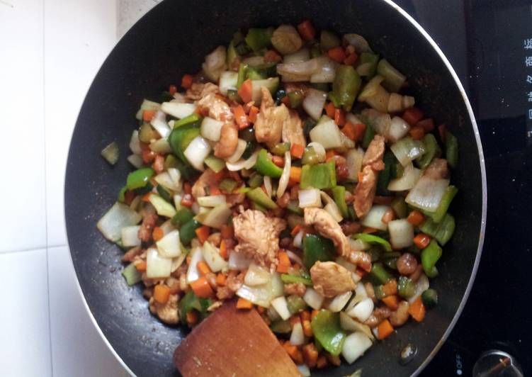 Steps to Prepare Award-winning shrimps chicken breast vegetables sauce