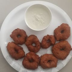 A picture of Urad dal mendu vada.