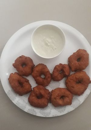 A picture of Urad dal mendu vada.