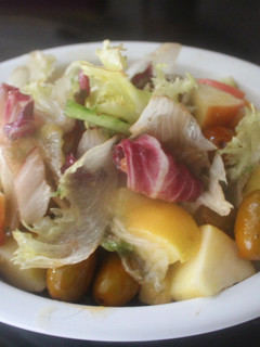 Una foto de Ensalada de manzana, tomate, lechuga y aceitunas