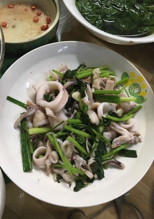 Hình của món Mực xào cần hành tỏi tây.