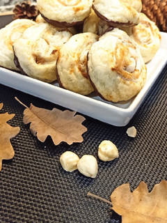 Una foto de Rollitos de hojaldre con crema Kinder y chocolate 🥐🍫