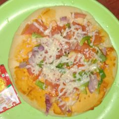 A picture of Pizza(capsicum,tomato).