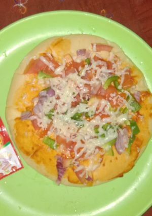 A picture of Pizza(capsicum,tomato).