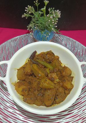 A picture of Kumro Potoler Chokka (Bengali Style veg sabzi).