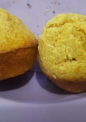 Una foto de Muffins de naranja con harina integral y polenta
