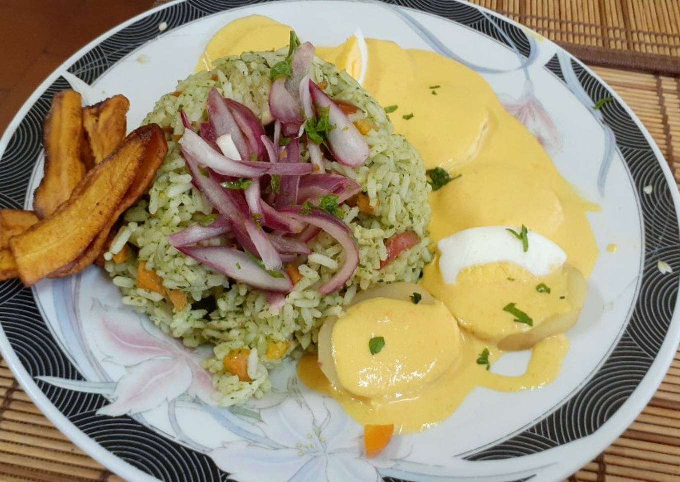 Arroz con pollo y papas a la huancaina