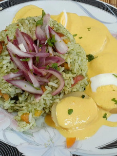 Una foto de Arroz con pollo y papas a la huancaina