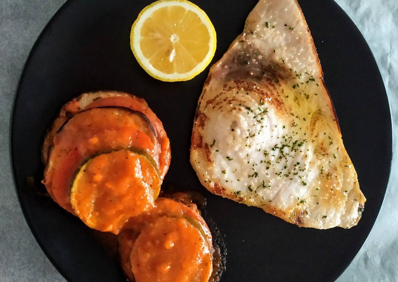 Emperador a la plancha con verduras