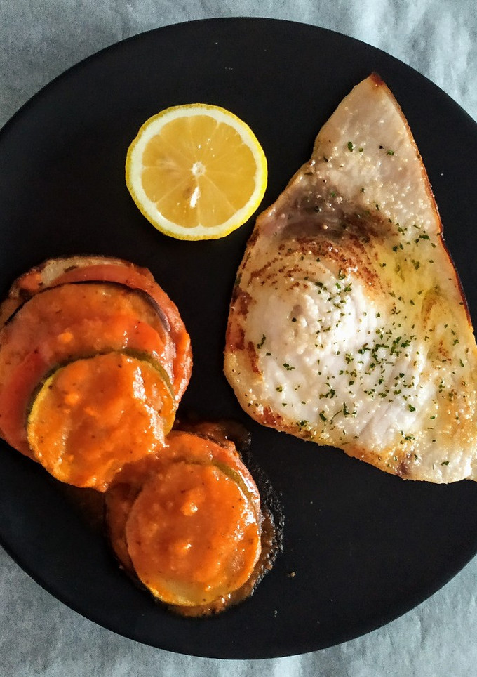 Una foto de Emperador a la plancha con verduras