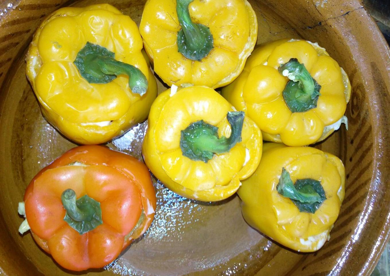 Pimientos morrón rellenos de bistec, longaniza, pollo y queso