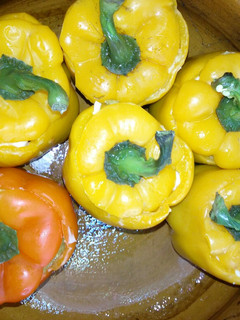 Una foto de Pimientos morrón rellenos de bistec, longaniza, pollo y queso