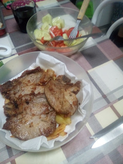 Una foto de Chuletas de cerdo con ensalada