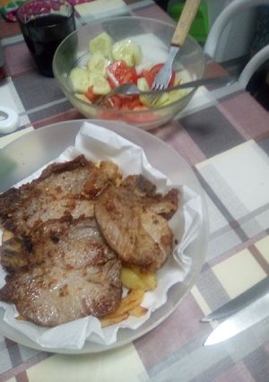 Una foto de Chuletas de cerdo con ensalada