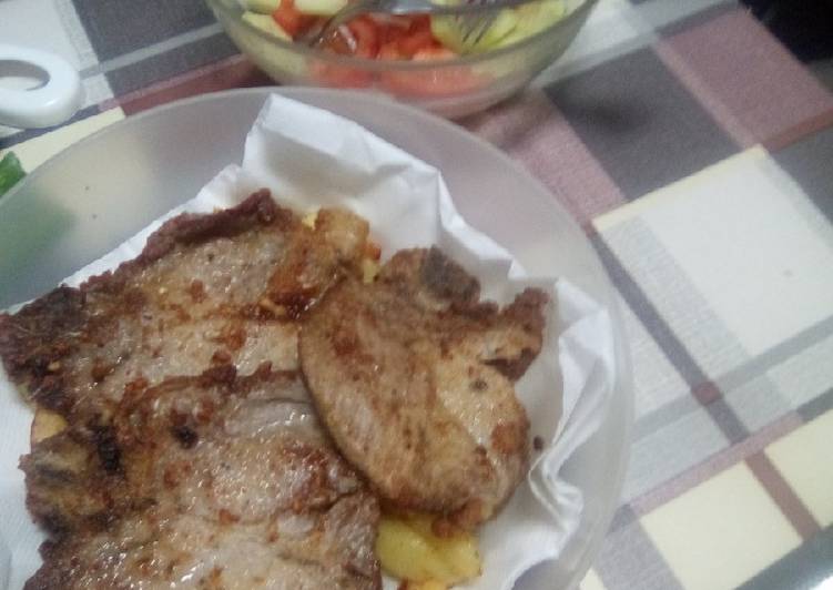 Chuletas de cerdo con ensalada