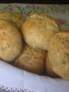 Una foto de Pan amasado cebolla y orégano 🌿🍞🌰