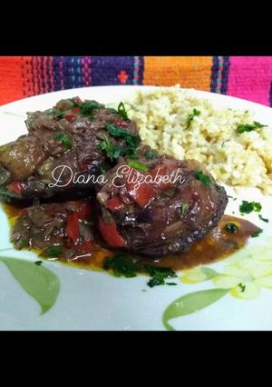 Una foto de Ossobuco al vino tinto con arroz yamaní 🤗👩🏼🍳🍷
