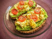 Una foto de tostada de palta