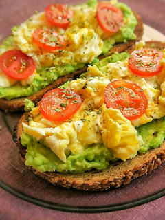 Una foto de Tostadas de Aguacate y Huevo