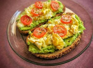 Foto principal de Tostadas de Aguacate y Huevo