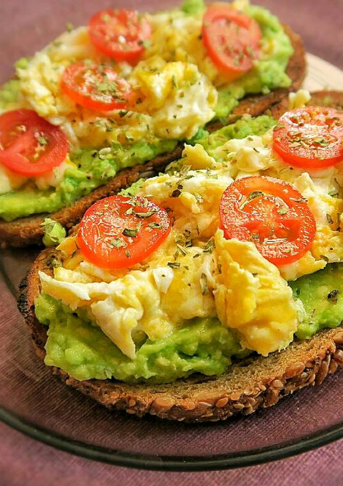 Una foto de Tostadas de Aguacate y Huevo