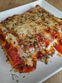 Una foto de Canelones con espinacas