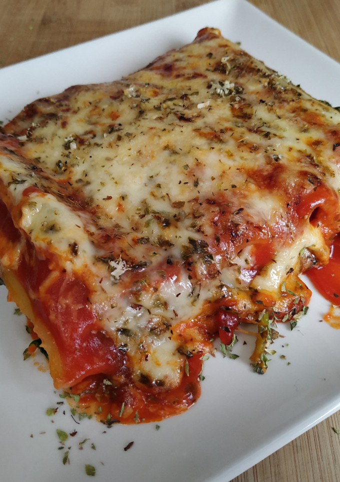 Una foto de Canelones con espinacas