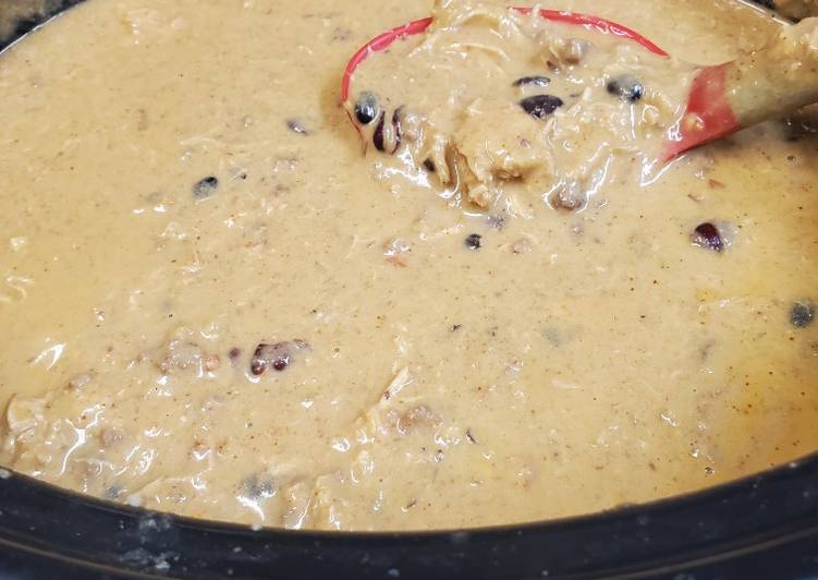 Creamy Chicken and Beef Queso Soup Creamy Chicken and Beef Queso Soup