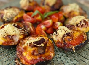 Foto principal de Berenpizza: mini pizza de berenjena con cheddar y pavo en airfryer