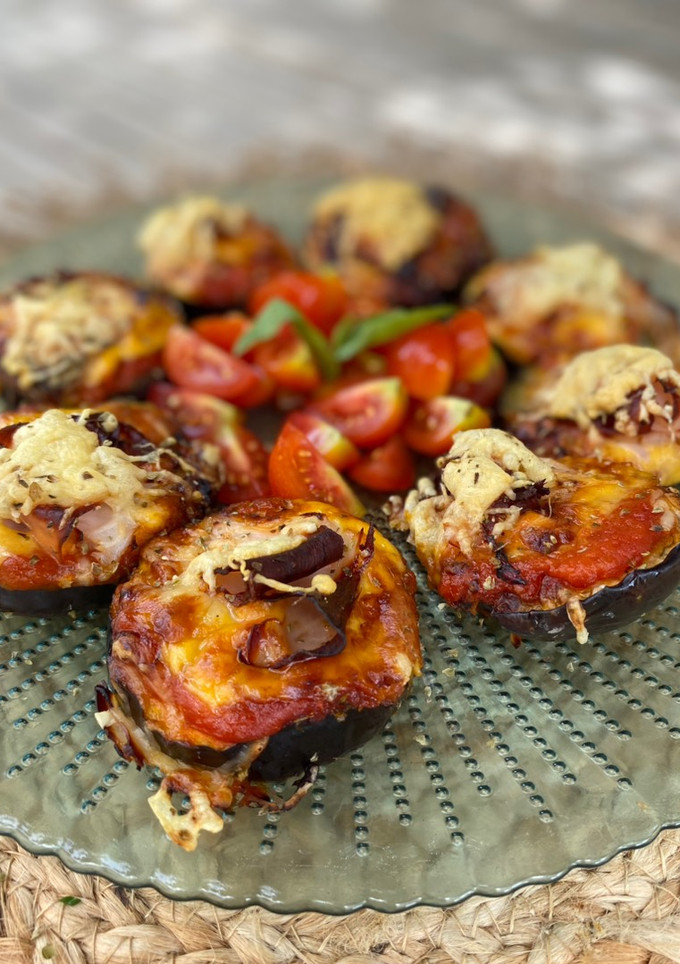 Una foto de Berenpizza: mini pizza de berenjena con cheddar y pavo en airfryer