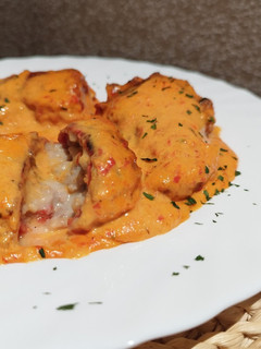 Una foto de Pimientos rellenos de cerdo y salsa de piquillos
