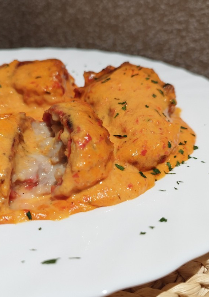 Una foto de Pimientos rellenos de cerdo y salsa de piquillos