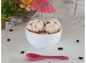 Une photo de Glace au café