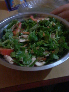 Una foto de Ensalada de pollo y espinaca