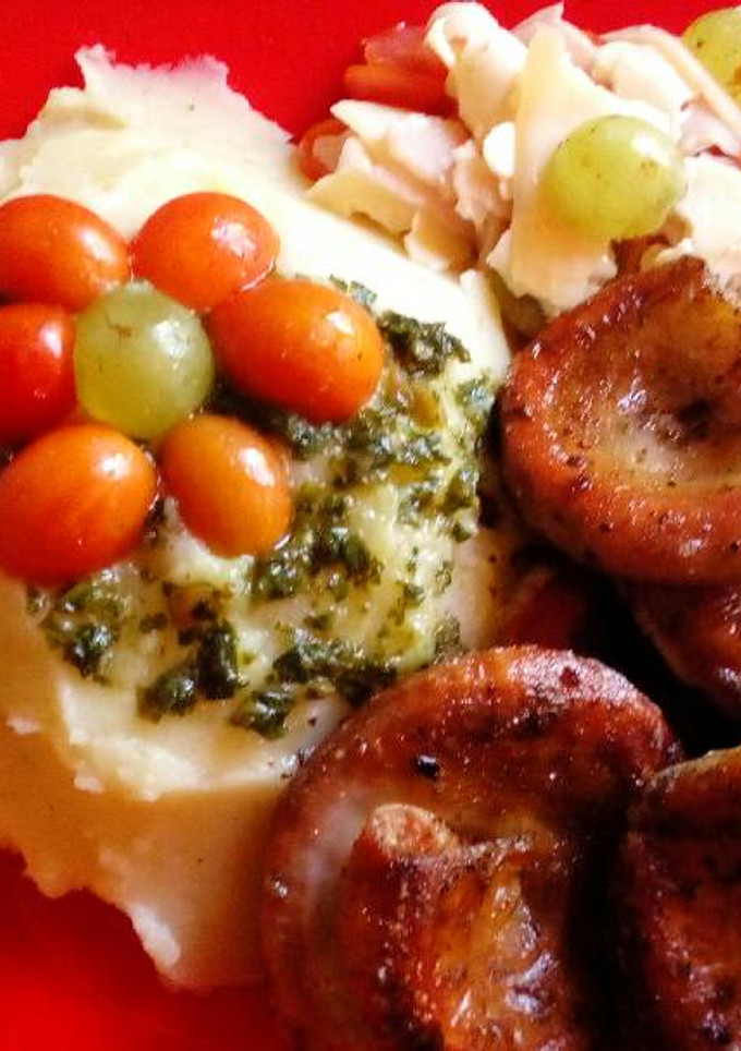 Una foto de Chinchulines con puré y ensalada de cherry y uva