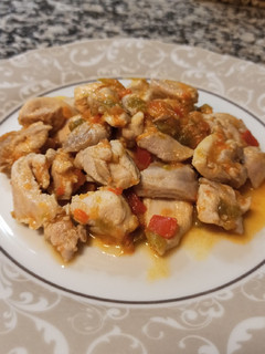 Una foto de Contramuslos de pollo con pimientos rojos y verdes