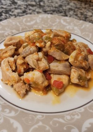 Una foto de Contramuslos de pollo con pimientos rojos y verdes