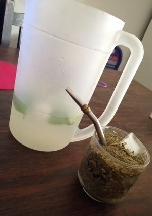 Una foto de Tereré de limón 🍋 y Albahaca 🍃 bien fresco!