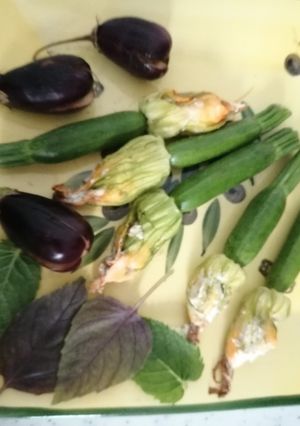 Une photo de Fleurs de courgettes farcies mini aubergines façon tempura