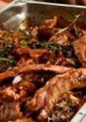 Una foto de Costillas de cordero en salsa de ciruela