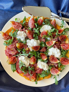 Foto di Sfoglia di fine estate (con carne salata, stracciatella, rucola e fichi freschi)