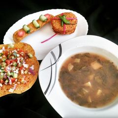 A picture of Spinach soup with methi papdi n masala khakra.