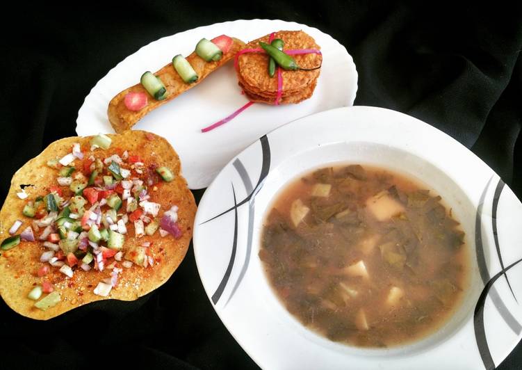 Spinach soup with methi papdi n masala khakra