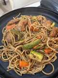 Pasta estilo chino con pollo y verduras