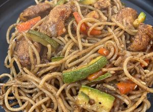 Una foto de Pasta estilo chino con pollo y verduras